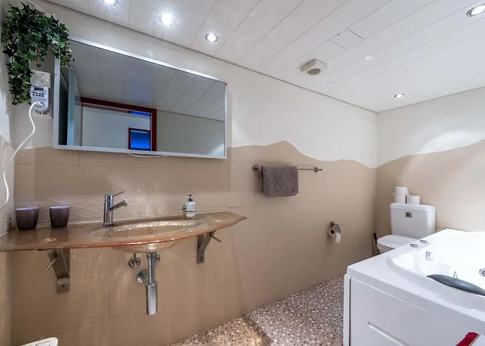 בית נופש Large In The Vacation Center Whirlpool